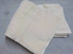lot 84 image: 27 x 54Bath Towel New from JCPenn...