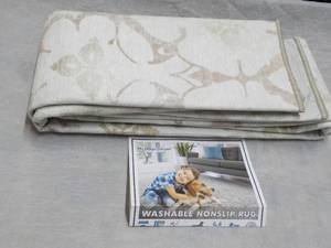 lot 85 image: 30 x 80 Washable My Magic Carpet...