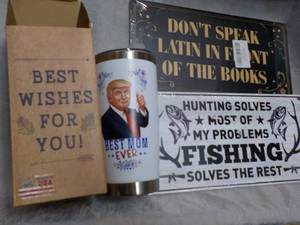 lot 165 image: Best Mom Ever and 2 Signs...