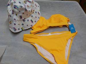 lot 185 image: 2 pc swimsuit size L and sun hat...