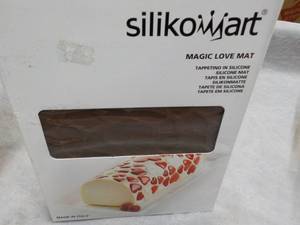 lot 215 image: Siliko Mart Magic Love Mat...