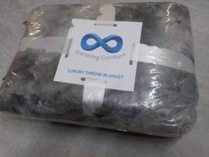 lot 224 image: Luxury Throw Blanket...