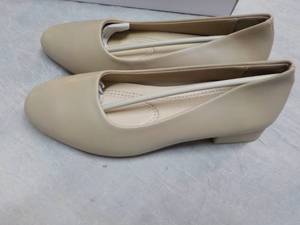 lot 249 image: Womens Flat Shoe size 6...