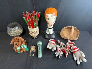 lot 166 image: Collection of Vintage Sewing Items and Decorative Accessories