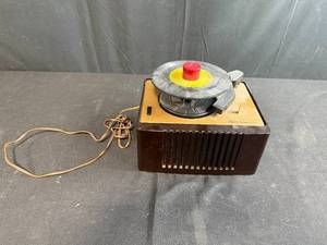 lot 167 image: Vintage RCA Victor 45-EY-2 Record Player with Sun 45 RPM Vinyl