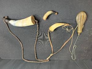 lot 183 image: Collection of Antique Powder Horns and Brass Powder Flask