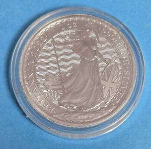 lot 42 image: 2022  2 Pounds Elizabeth II Silver Britannia Coin  -  .999 Fine Silver -Airtite Case