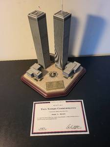 lot 305 image: Danbury Mint Twin Towers Commemorative Sculpture with Certificate