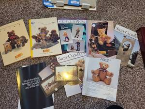 lot 319 image: Steiff Club USA Binder with 1993-1995 Catalogs and Magazines Collection