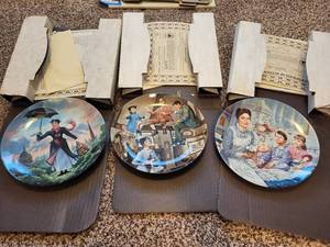 lot 323 image: Set of 3 Disney Mary Poppins Collector Plates with Certificates