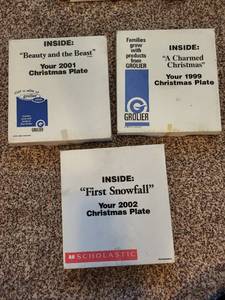 lot 324 image: Set of 3 Grolier and Scholastic Christmas Collector Plates 1999, 2001, 2002