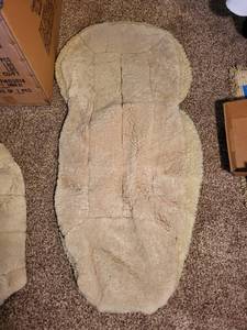 lot 343 image: Sagaz Genuine Sheepskin Wool Car Seat Covers Set