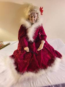 lot 356 image: Set of 2 Vintage Elderly Couple Dolls with Fabric Outfits