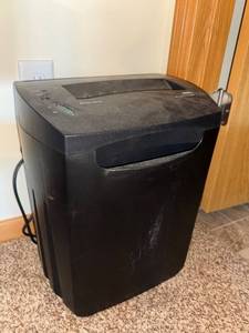 lot 211 image: Royal 9-Sheet Maximum Personal Shredder - Black