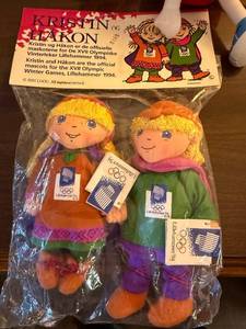 lot 220 image: Kristin og Hkon Plush Dolls - Lillehammer 1994 Mascots - 2-Pack