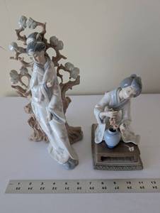 lot 41 image: Set of 2 Lladro Geisha Porcelain Figurines with Floral Details