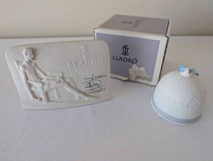 lot 43 image: Lladro Collectors Society Plaque and 1990 Winter Bell Ornament with Box