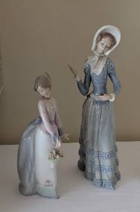 lot 48 image: Set of 2 Lladro Porcelain Figurines - One with Original Box