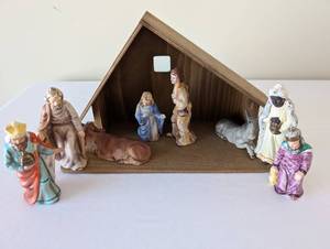 lot 89 image: Goebel West Germany Porcelain Nativity Set with Wooden Stable