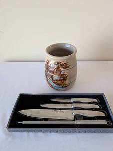 lot 127 image: DevonPort 4-Piece Stainless Steel Cutlery Set and Hand-Painted Ceramic Vase