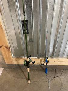 lot 20 image: Pflueger Monarch Green Rod - Blue Rod Fishing Poles