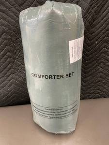 lot 32 image: Comforter Set