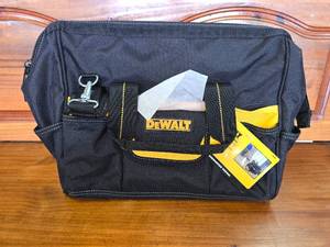 NEW Dewalt 16"/ 23 pocket tradesman toolbag