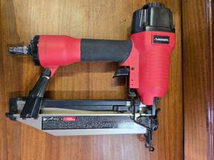 lot 33 image: Husky Finish Nailer 16 ga