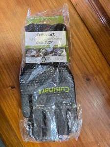 lot 71 image: NEW CuisinArt Full Cover Grilling Gloves