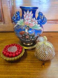 lot 105 image: Vase and 2 candles