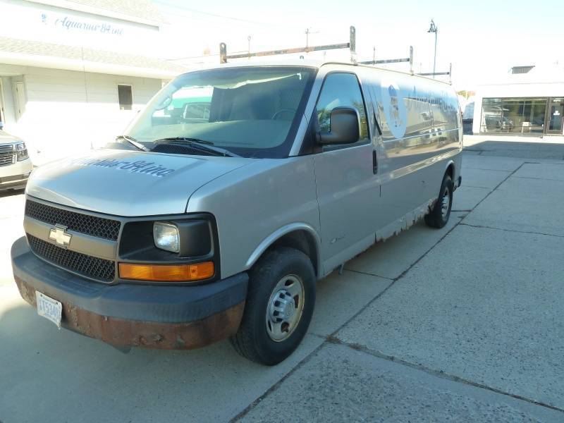 lot 2 image: 2005 Chevy Van HD3500