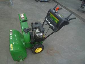 lot 8 image: John Deere Snow Blower 724D