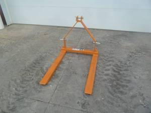lot 133 image: Wolverine 3 Point Pallet Forks 38