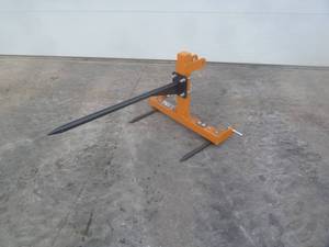 lot 152 image: Wolverine 3 Point Bale Spear- Bolt on Spear 32