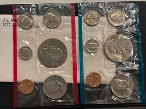 lot 94 image: 1977 P & D Mint Sets