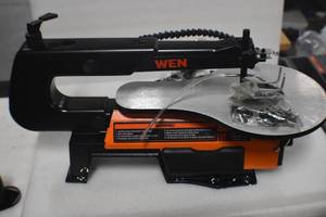 lot 102 image: WEN 3921 16-inch Two-Direction Variable Speed Scroll Saw