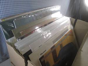 lot 25 image: (G-1) Assortment of Vintage Sleeved...