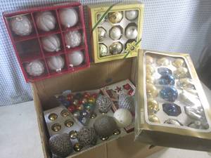 lot 105 image: (EW3) Assortment of Vintage Chrisma...
