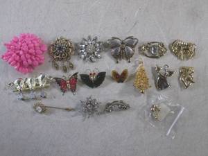 lot 133 image: (CNTR) Assorted Brooches  Pins...