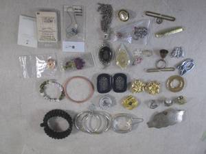 lot 136 image: (CNTR) Rings, Bracelets, Hair Clips...