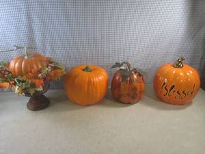lot 153 image: (EW2) 4 Pumpkin Decor Figures...