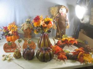 lot 155 image: (EW2) Assorted Fall Decor...