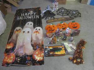 lot 158 image: (CS) Assorted Halloween Decor...