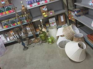 lot 204 image: (C-3) Assortment of Vintage Floor L...