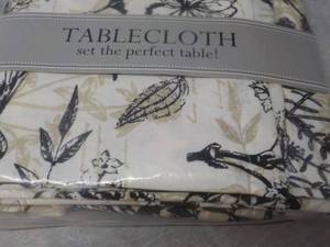 lot 46 image: Botanical Print 60 x 84 Tablecloth...