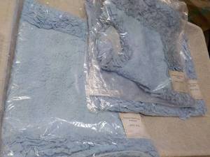 lot 51 image: 3 piece Shaggy Ruggled Border Bath ...