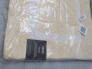 lot 54 image: Hotel Reversible Bath Rug 21 x 34...