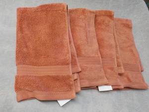 lot 60 image: 4 Hand Towels new from JCPenny...