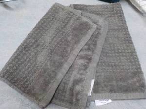lot 73 image: 3 pc Hand Towel and Washcloths new...
