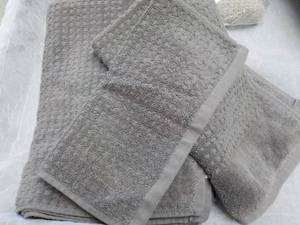 lot 90 image: 3 pc Madison Park Towel Set new fr...